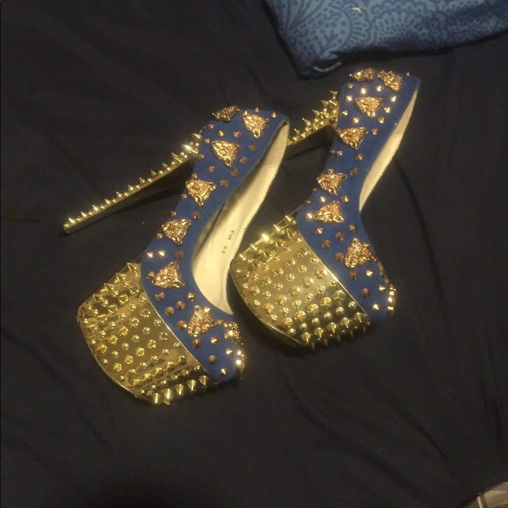 Lion spike shoes